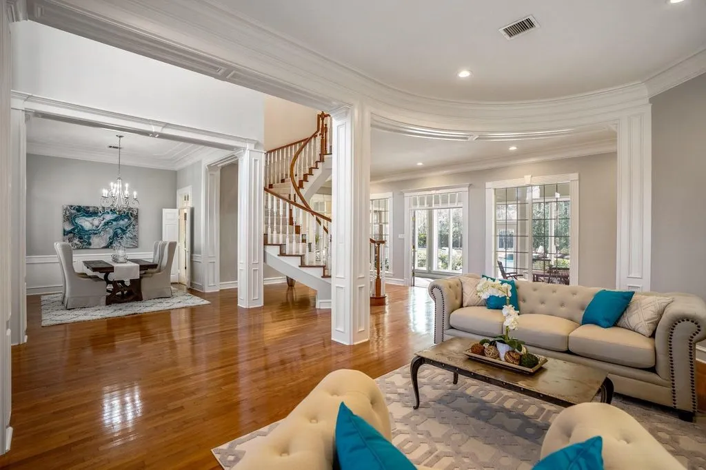 Timeless Design and Superior Craftsmanship Define This $2.8M Texas Residence 7 63 N Windsail Pl An Exceptional Home Defined by Elegant Design and Comfortable Luxury 6