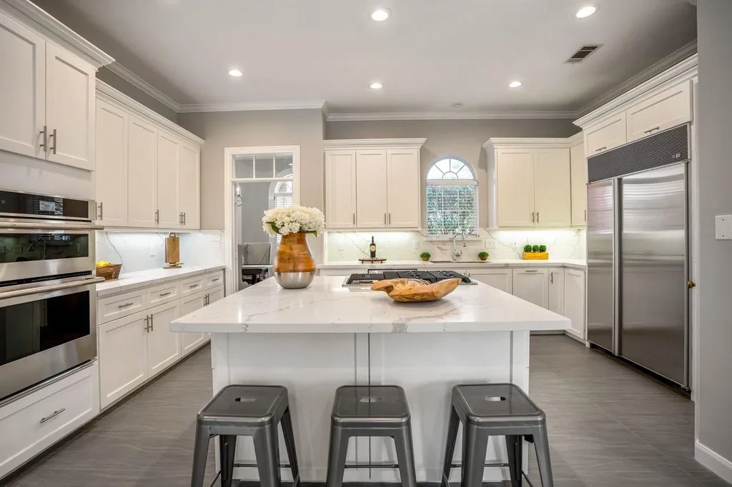 Timeless Design and Superior Craftsmanship Define This $2.8M Texas Residence 10 63 N Windsail Pl An Exceptional Home Defined by Elegant Design and Comfortable Luxury 9