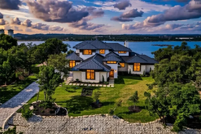 A Captivating Texas Retreat Showcasing Unobstructed Lake Travis Views for $6 Million