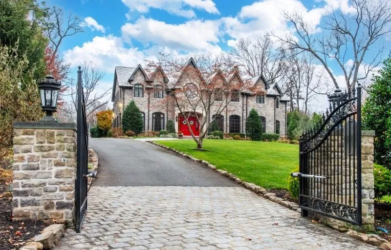 A Remarkable New Jersey Retreat Offering Sweeping Mountain Vistas for $3,695,000 7 9 Beechtree Ln A Breathtaking New Jersey Residence with Sweeping Mountain Views 3