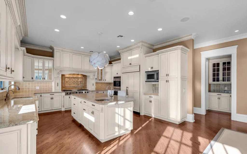 This timeless residence with panoramic Navesink River views in new jersey asks for $7,999,999 18 934 Navesink River Road A Timeless New Jersey Residence with Panoramic Navesink River Views 10