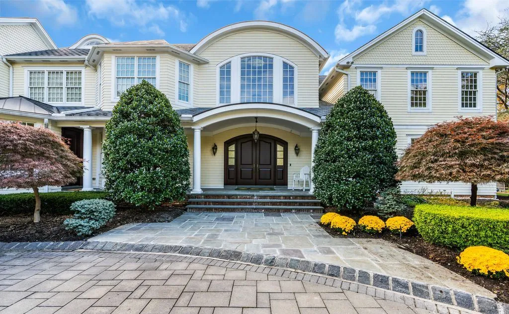 This timeless residence with panoramic Navesink River views in new jersey asks for $7,999,999 13 934 Navesink River Road A Timeless New Jersey Residence with Panoramic Navesink River Views 4