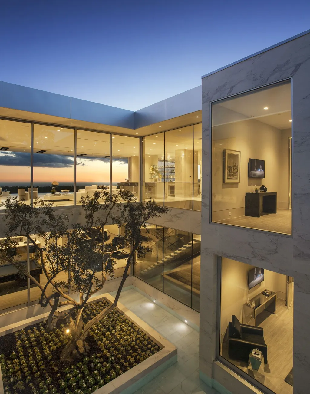 Williams I House by McClean Design, A Marble-Clad Entertaining Pavilion Above Los Angeles 5 Williams I House by McClean Design, A Marble-Clad Entertaining Pavilion Above Los Angeles