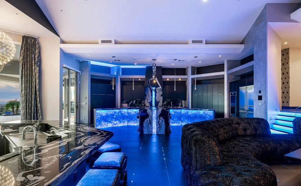 An Extraordinary Private-Mountain Estate in Arizona Delivers Architectural Drama at $9.9M 13 10324 E Calle De Las Brisas 12