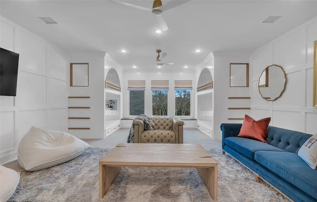 A Modern French–Inspired Oklahoma Estate Designed for Refined Living, Asking $3M 29 10819 218th Ave A Grand Modern French–Inspired Estate Blending Luxury and Livability at 3M 23