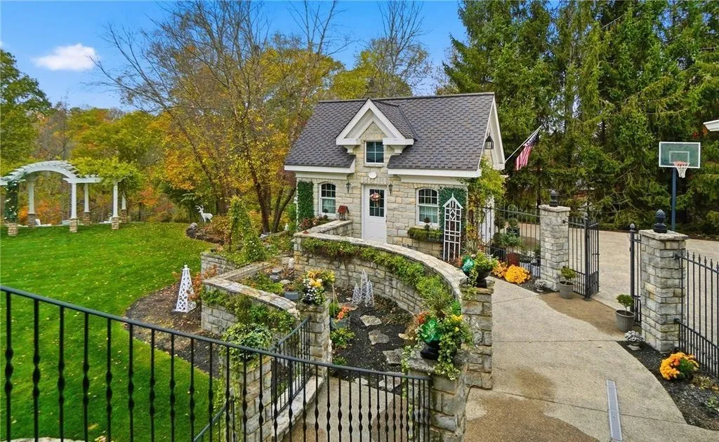 An Exceptional Stately Colonial Estate with Custom Finishes Lists for $2.35M in Ohio 15 109 Castle Pines Ct A Monumental Stately Colonial Trophy Estate 14