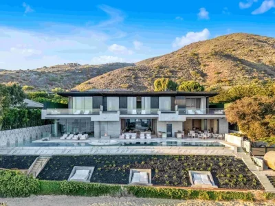 A Once-in-a-Generation California Masterpiece by Kris Halliday Lists for $34,999,000 1 11824 Ellice St Showcases a Breathtaking Kris Halliday–Designed Architectural Marvel 3