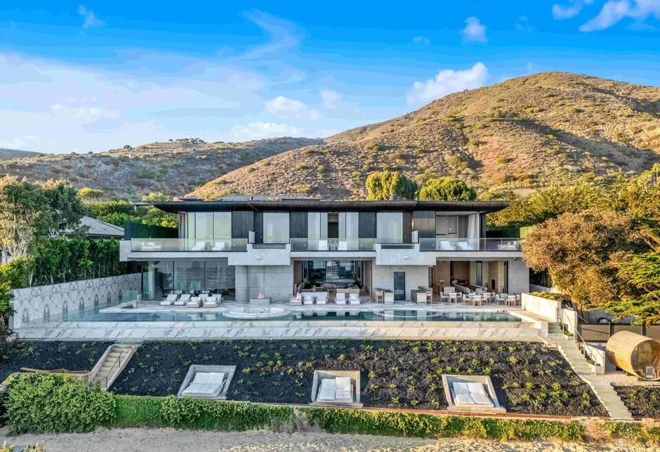 A Once-in-a-Generation California Masterpiece by Kris Halliday Lists for $34,999,000 6 11824 Ellice St Showcases a Breathtaking Kris Halliday–Designed Architectural Marvel 3