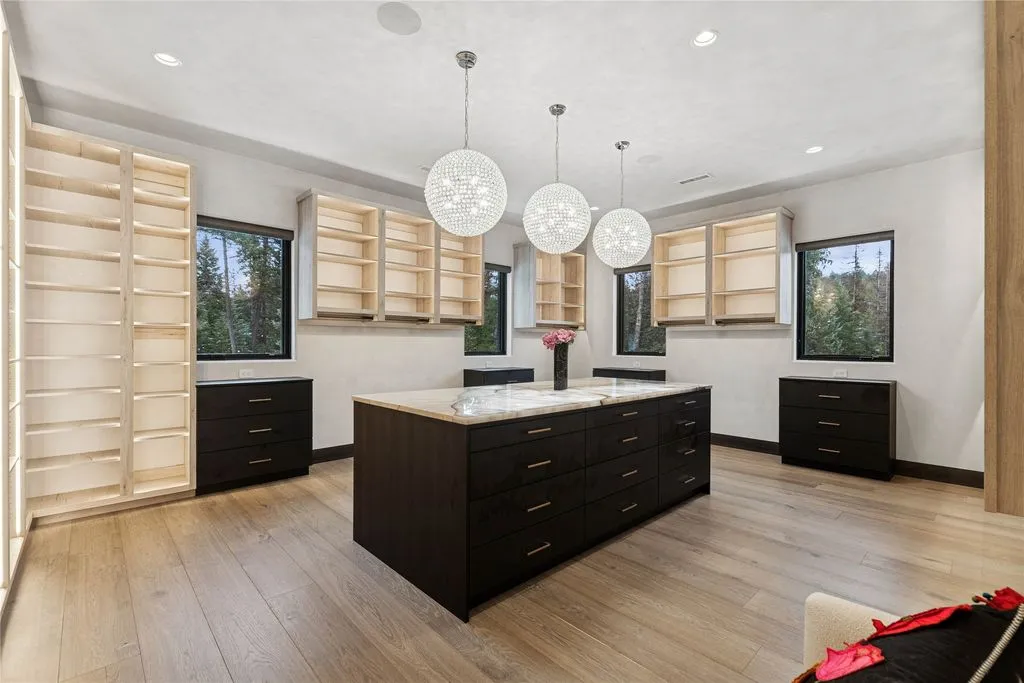 A Paramount Montana Estate Showcasing Mountain-Modern Luxury Lists for $11.9M 20 121 Whitefish Forest Loop A World Class Mountain Modern Estate Defining Montana Luxury 15