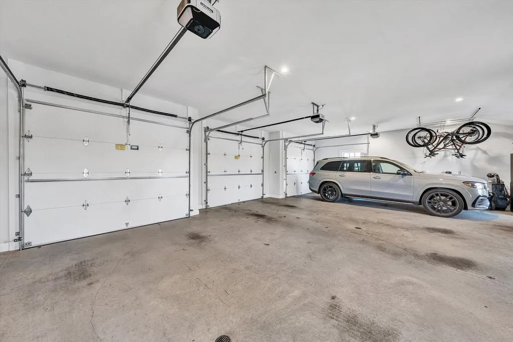 A Distinguished Murphy & Co–Designed Waterfront Estate Inspired by Historic Farmhouses Lists for $5.95M 24 128 Oaklawn Dr An Exceptional Waterfront Residence by Murphy Co Inspired by Historic Farmhouses in Virginia 17