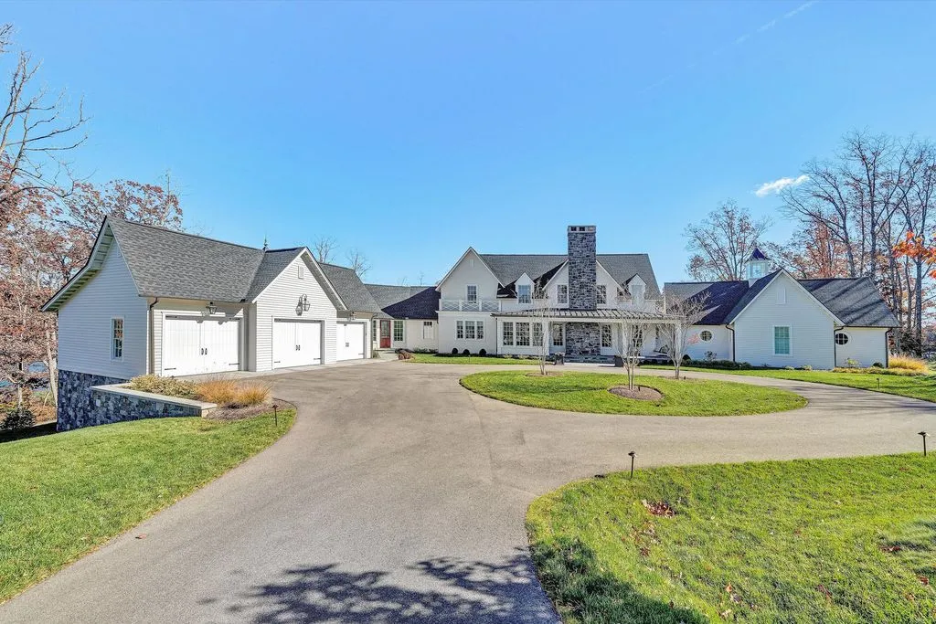 A Distinguished Murphy & Co–Designed Waterfront Estate Inspired by Historic Farmhouses Lists for $5.95M 6 128 Oaklawn Dr An Exceptional Waterfront Residence by Murphy Co Inspired by Historic Farmhouses in Virginia 2