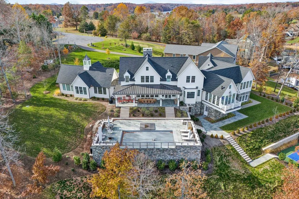 A Distinguished Murphy & Co–Designed Waterfront Estate Inspired by Historic Farmhouses Lists for $5.95M 17 128 Oaklawn Dr An Exceptional Waterfront Residence by Murphy Co Inspired by Historic Farmhouses in Virginia 3