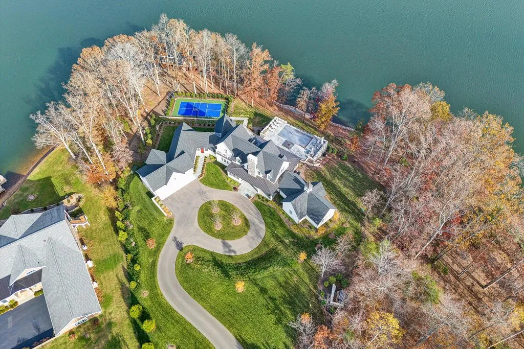 A Distinguished Murphy & Co–Designed Waterfront Estate Inspired by Historic Farmhouses Lists for $5.95M 19 128 Oaklawn Dr An Exceptional Waterfront Residence by Murphy Co Inspired by Historic Farmhouses in Virginia 5