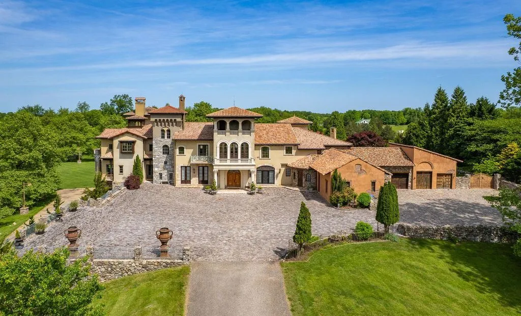 A Rare 10-Acre Potomac Tuscany-Inspired Villa with Old-World Charm, Asking $9.95 Million 5 13320 Signal Tree Ln Showcases an Extraordinary 10 Acre Potomac Tuscany Inspired Villa 5