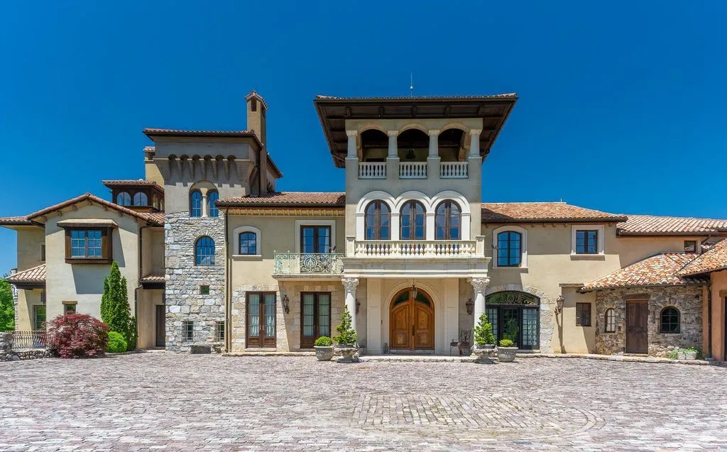 A Rare 10-Acre Potomac Tuscany-Inspired Villa with Old-World Charm, Asking $9.95 Million 17 13320 Signal Tree Ln Showcases an Extraordinary 10 Acre Potomac Tuscany Inspired Villa 6