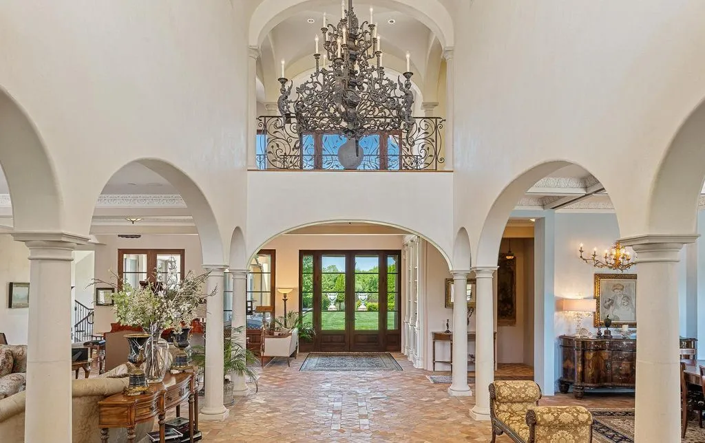A Rare 10-Acre Potomac Tuscany-Inspired Villa with Old-World Charm, Asking $9.95 Million 7 13320 Signal Tree Ln Showcases an Extraordinary 10 Acre Potomac Tuscany Inspired Villa 7