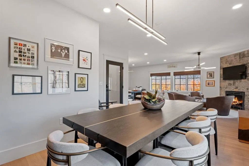 A World-Class New Hampshire Residence Offering a Seamless Connection to Nature, Priced at $4.995M 17 16 Back Forty Road An Extraordinary New Hampshire Retreat 11