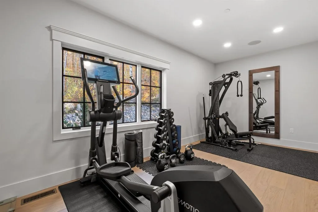 A World-Class New Hampshire Residence Offering a Seamless Connection to Nature, Priced at $4.995M 19 16 Back Forty Road An Extraordinary New Hampshire Retreat 13