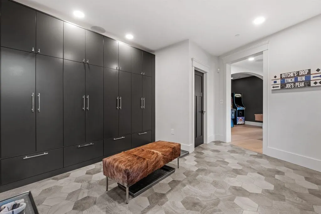 A World-Class New Hampshire Residence Offering a Seamless Connection to Nature, Priced at $4.995M 24 16 Back Forty Road An Extraordinary New Hampshire Retreat 17