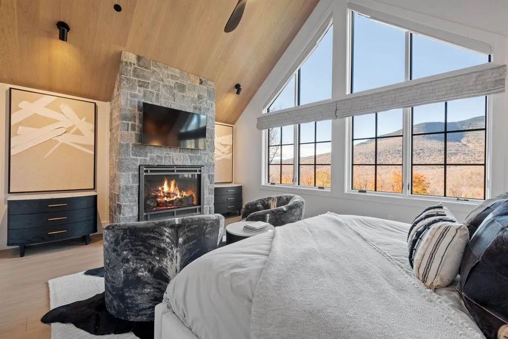 A World-Class New Hampshire Residence Offering a Seamless Connection to Nature, Priced at $4.995M 13 16 Back Forty Road An Extraordinary New Hampshire Retreat 4