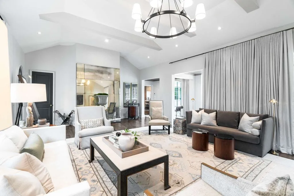 An Exceptional Estate Expertly Reimagined by Cates Builders with Resort-Style Outdoor Living, Priced at $7.5 Million 14 215 Lynnwood Ter Showcases an Exceptional Estate Reimagined by Cates Builders 10