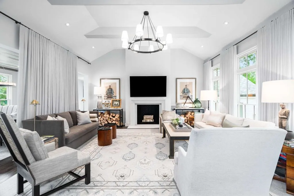 An Exceptional Estate Expertly Reimagined by Cates Builders with Resort-Style Outdoor Living, Priced at $7.5 Million 21 215 Lynnwood Ter Showcases an Exceptional Estate Reimagined by Cates Builders 11