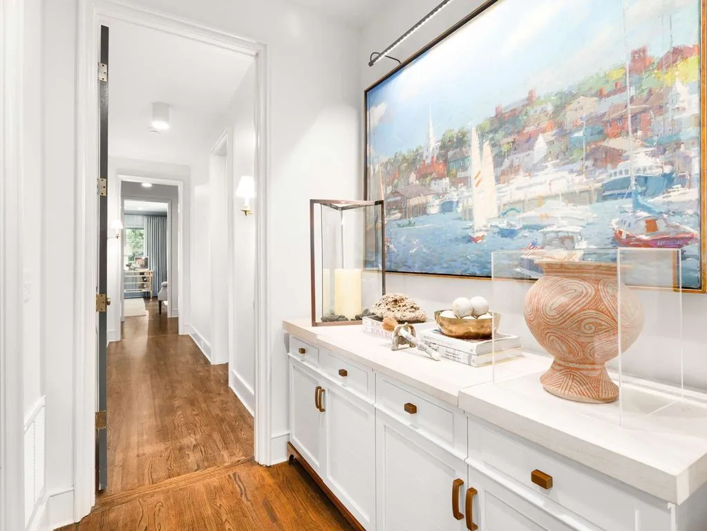 An Exceptional Estate Expertly Reimagined by Cates Builders with Resort-Style Outdoor Living, Priced at $7.5 Million 23 215 Lynnwood Ter Showcases an Exceptional Estate Reimagined by Cates Builders 13