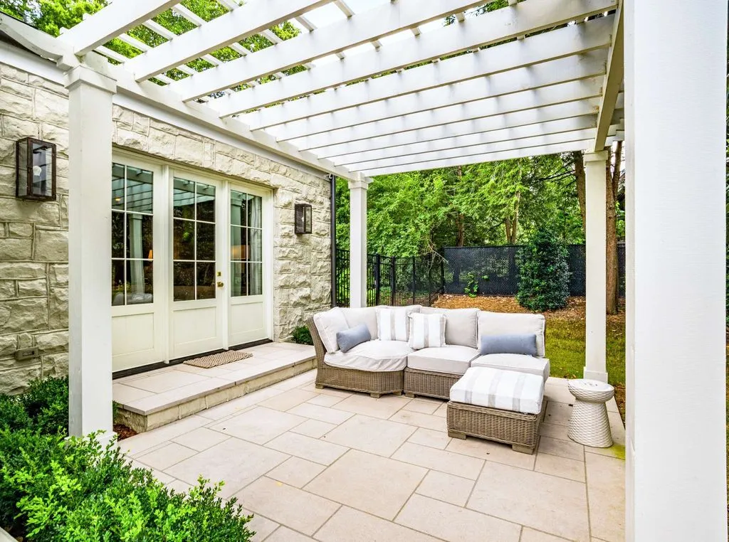 An Exceptional Estate Expertly Reimagined by Cates Builders with Resort-Style Outdoor Living, Priced at $7.5 Million 17 215 Lynnwood Ter Showcases an Exceptional Estate Reimagined by Cates Builders 15