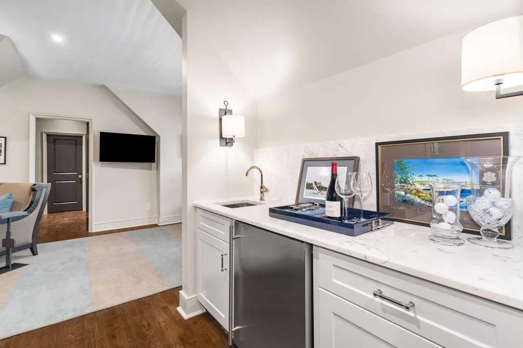 An Exceptional Estate Expertly Reimagined by Cates Builders with Resort-Style Outdoor Living, Priced at $7.5 Million 25 215 Lynnwood Ter Showcases an Exceptional Estate Reimagined by Cates Builders 17