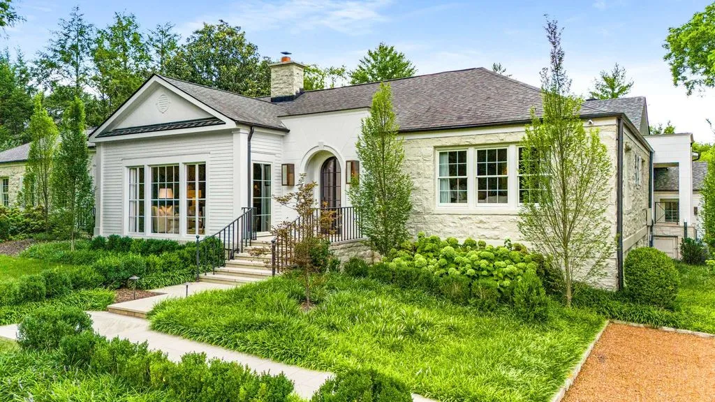 An Exceptional Estate Expertly Reimagined by Cates Builders with Resort-Style Outdoor Living, Priced at $7.5 Million 6 215 Lynnwood Ter Showcases an Exceptional Estate Reimagined by Cates Builders 2