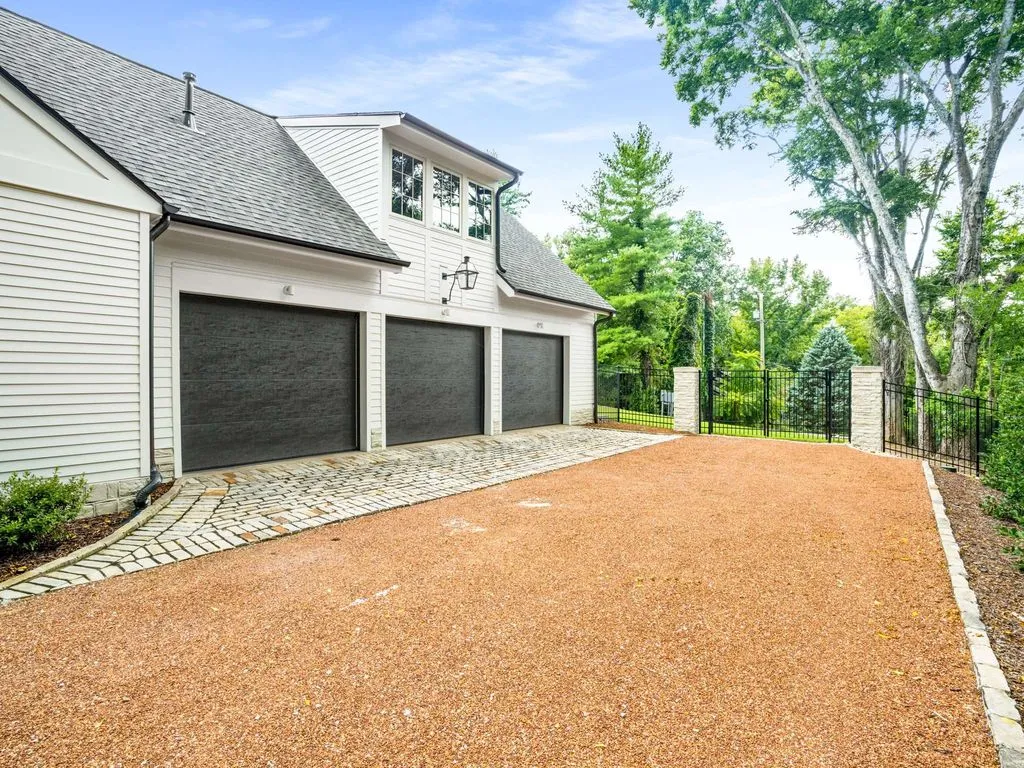 An Exceptional Estate Expertly Reimagined by Cates Builders with Resort-Style Outdoor Living, Priced at $7.5 Million 15 215 Lynnwood Ter Showcases an Exceptional Estate Reimagined by Cates Builders 20