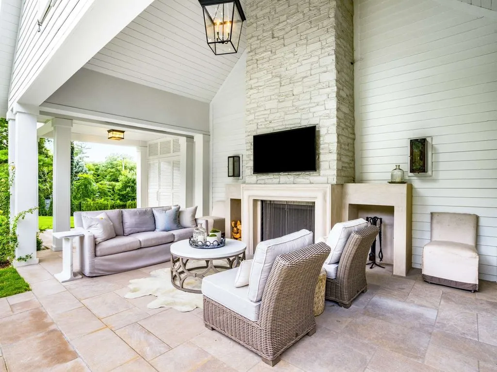 An Exceptional Estate Expertly Reimagined by Cates Builders with Resort-Style Outdoor Living, Priced at $7.5 Million 16 215 Lynnwood Ter Showcases an Exceptional Estate Reimagined by Cates Builders 21