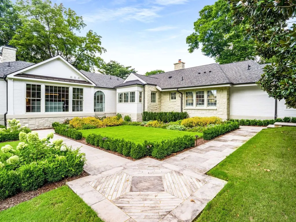 An Exceptional Estate Expertly Reimagined by Cates Builders with Resort-Style Outdoor Living, Priced at $7.5 Million 19 215 Lynnwood Ter Showcases an Exceptional Estate Reimagined by Cates Builders 22