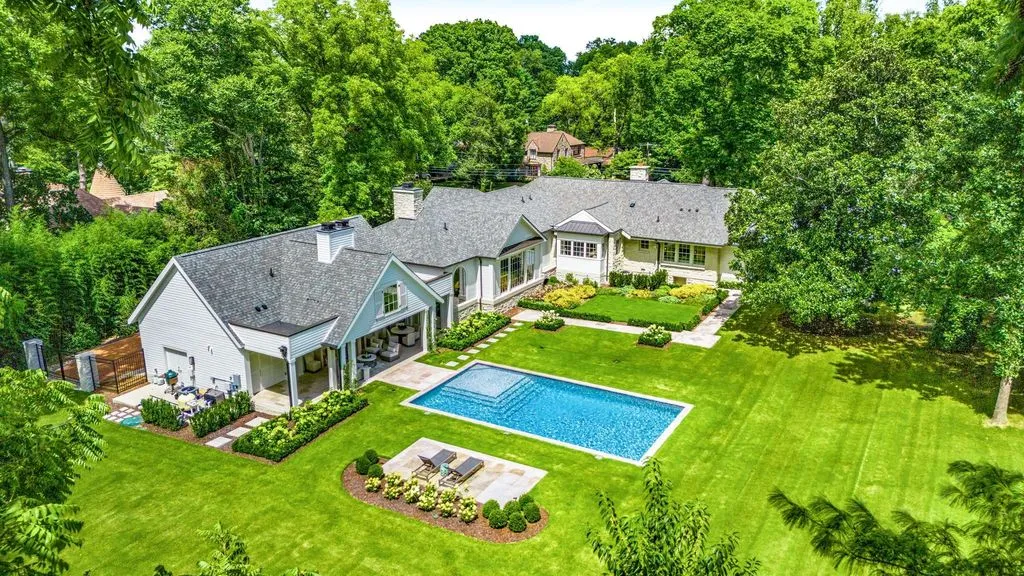 An Exceptional Estate Expertly Reimagined by Cates Builders with Resort-Style Outdoor Living, Priced at $7.5 Million 29 215 Lynnwood Ter Showcases an Exceptional Estate Reimagined by Cates Builders 26