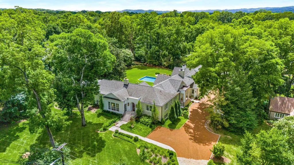 An Exceptional Estate Expertly Reimagined by Cates Builders with Resort-Style Outdoor Living, Priced at $7.5 Million 30 215 Lynnwood Ter Showcases an Exceptional Estate Reimagined by Cates Builders 27