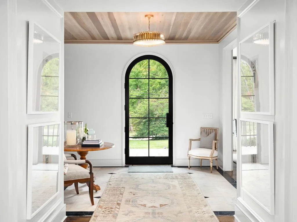 An Exceptional Estate Expertly Reimagined by Cates Builders with Resort-Style Outdoor Living, Priced at $7.5 Million 7 215 Lynnwood Ter Showcases an Exceptional Estate Reimagined by Cates Builders 3