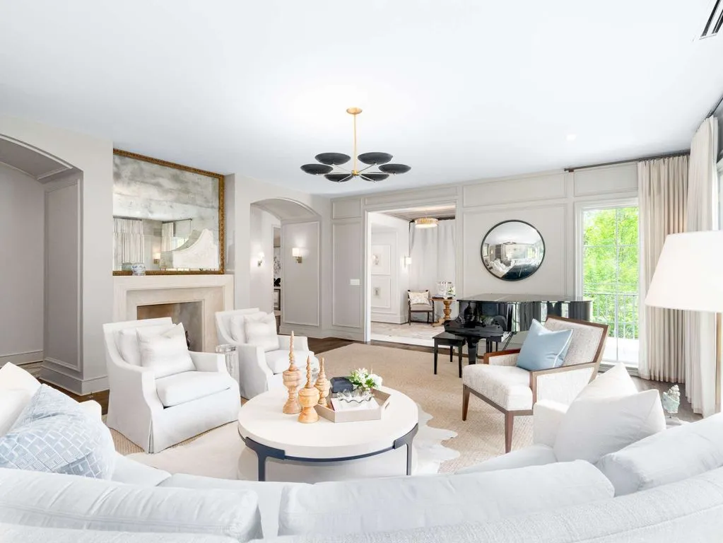 An Exceptional Estate Expertly Reimagined by Cates Builders with Resort-Style Outdoor Living, Priced at $7.5 Million 8 215 Lynnwood Ter Showcases an Exceptional Estate Reimagined by Cates Builders 4