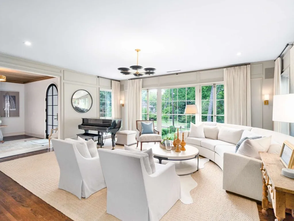 An Exceptional Estate Expertly Reimagined by Cates Builders with Resort-Style Outdoor Living, Priced at $7.5 Million 9 215 Lynnwood Ter Showcases an Exceptional Estate Reimagined by Cates Builders 5