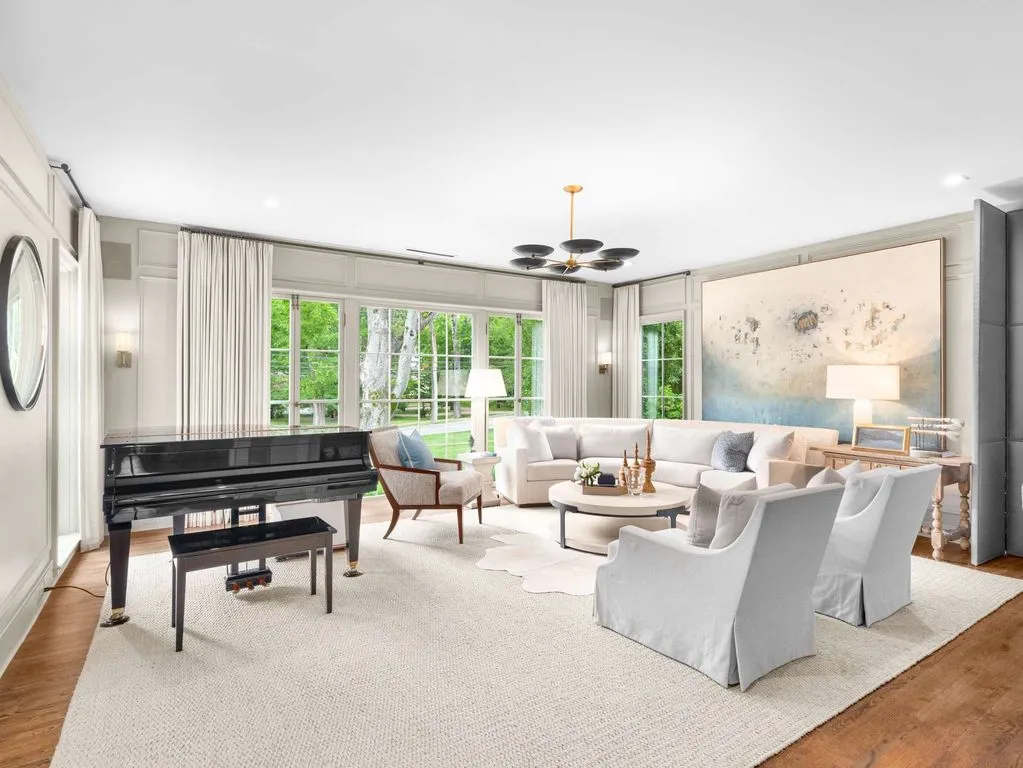 An Exceptional Estate Expertly Reimagined by Cates Builders with Resort-Style Outdoor Living, Priced at $7.5 Million 10 215 Lynnwood Ter Showcases an Exceptional Estate Reimagined by Cates Builders 6