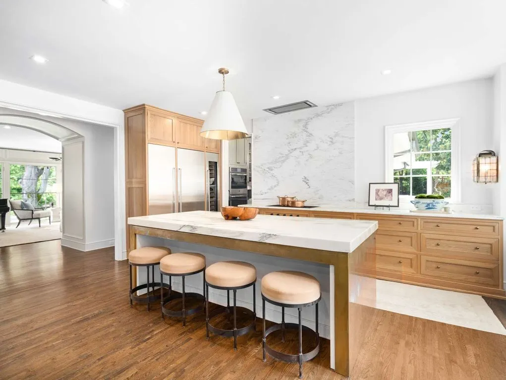 An Exceptional Estate Expertly Reimagined by Cates Builders with Resort-Style Outdoor Living, Priced at $7.5 Million 11 215 Lynnwood Ter Showcases an Exceptional Estate Reimagined by Cates Builders 7