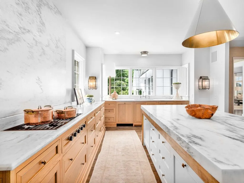 An Exceptional Estate Expertly Reimagined by Cates Builders with Resort-Style Outdoor Living, Priced at $7.5 Million 12 215 Lynnwood Ter Showcases an Exceptional Estate Reimagined by Cates Builders 8