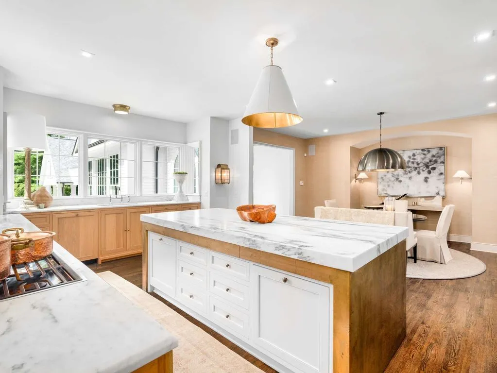 An Exceptional Estate Expertly Reimagined by Cates Builders with Resort-Style Outdoor Living, Priced at $7.5 Million 13 215 Lynnwood Ter Showcases an Exceptional Estate Reimagined by Cates Builders 9