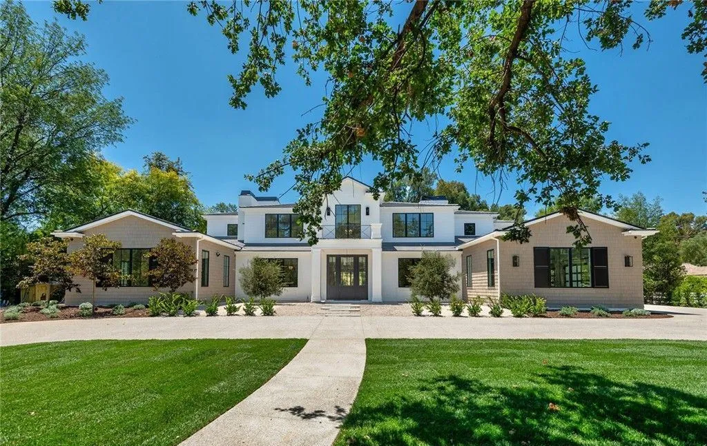 A Pristine New California Estate on 1.4 Acres at $24.775 Million 5 24044 Long Valley Rd A Spectacular Brand New California Estate on 1.4 Acres 1