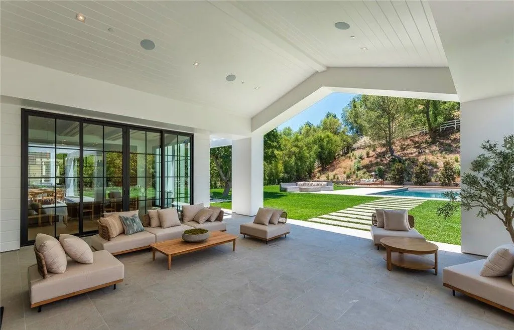 A Pristine New California Estate on 1.4 Acres at $24.775 Million 25 24044 Long Valley Rd A Spectacular Brand New California Estate on 1.4 Acres 24