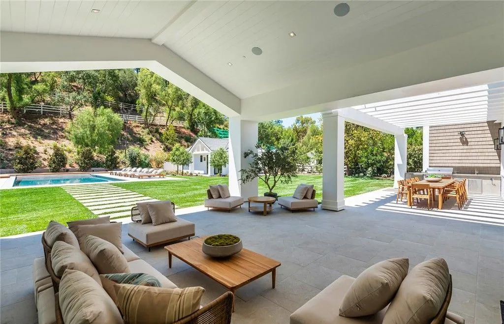 A Pristine New California Estate on 1.4 Acres at $24.775 Million 26 24044 Long Valley Rd A Spectacular Brand New California Estate on 1.4 Acres 25