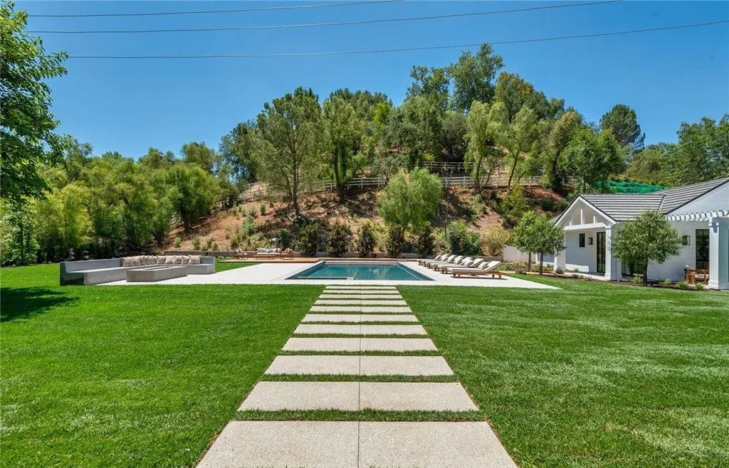 A Pristine New California Estate on 1.4 Acres at $24.775 Million 27 24044 Long Valley Rd A Spectacular Brand New California Estate on 1.4 Acres 26