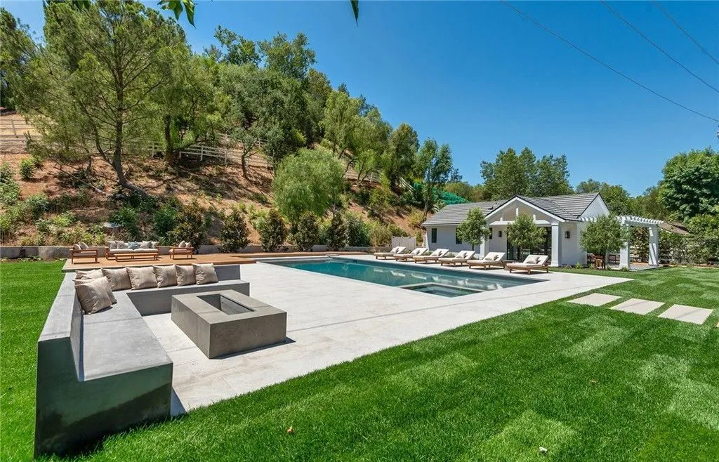 A Pristine New California Estate on 1.4 Acres at $24.775 Million 28 24044 Long Valley Rd A Spectacular Brand New California Estate on 1.4 Acres 27