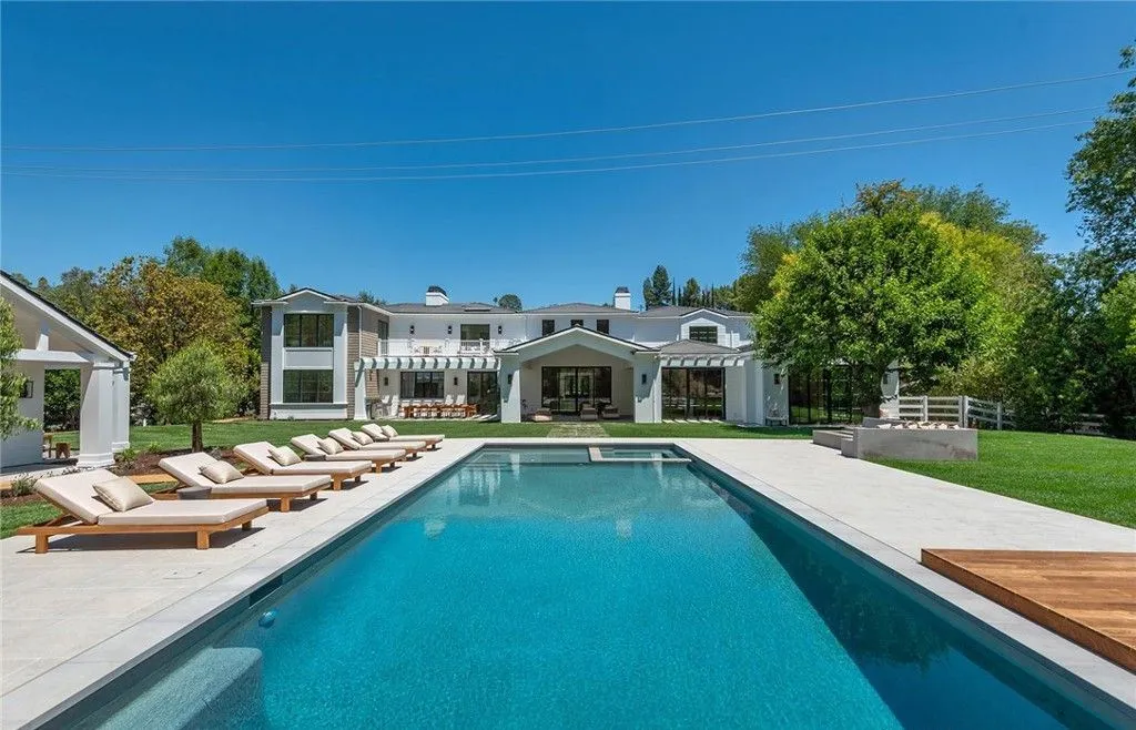 A Pristine New California Estate on 1.4 Acres at $24.775 Million 29 24044 Long Valley Rd A Spectacular Brand New California Estate on 1.4 Acres 28