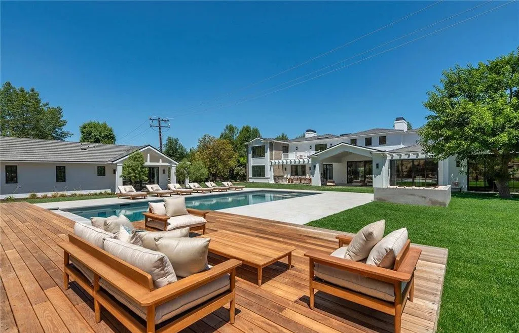 A Pristine New California Estate on 1.4 Acres at $24.775 Million 33 24044 Long Valley Rd A Spectacular Brand New California Estate on 1.4 Acres 29