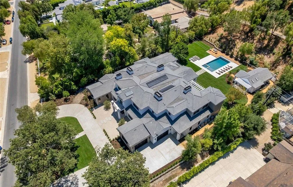 A Pristine New California Estate on 1.4 Acres at $24.775 Million 35 24044 Long Valley Rd A Spectacular Brand New California Estate on 1.4 Acres 31